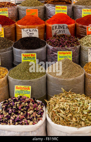 Spice stand au marché du lundi à Turunc près de Marmaris, Province de Mugla, Turquie Banque D'Images