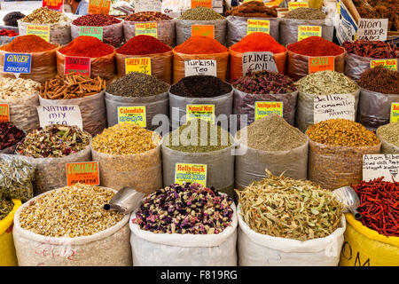 Spice stand au marché du lundi à Turunc près de Marmaris, Province de Mugla, Turquie Banque D'Images