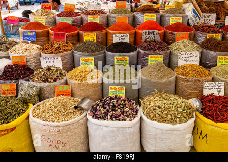 Spice stand au marché du lundi à Turunc près de Marmaris, Province de Mugla, Turquie Banque D'Images