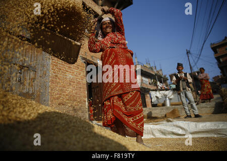 Kathmandu, Népal. 9Th Jul 2015. Une femme de la région de vanner les grains de riz à Khokana, Kathmandu, Népal le Vendredi, Décembre 4, 2015. Au Népal, l'économie est dominée par l'agriculture. Le riz est important pour la population et l'économie du Népal, où l'agriculture emploie environ 80 % de la population et contribue 37 % au produit intérieur brut du pays. Travaux de l'agriculture a durement affecté l'économie en raison du tremblement de terre qui a eu lieu plus tôt cette année et la poursuite de la crise du carburant. Photo/Skanda Skanda Gautam Gautam © ZUMA/wire/Alamy Live News Banque D'Images