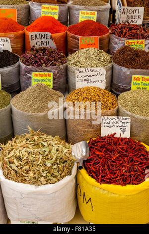 Spice stand au marché du lundi à Turunc près de Marmaris, Province de Mugla, Turquie Banque D'Images