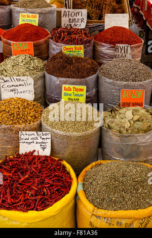 Spice stand au marché du lundi à Turunc près de Marmaris, Province de Mugla, Turquie Banque D'Images