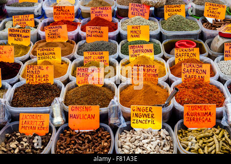 Spice stand au marché du lundi à Turunc près de Marmaris, Province de Mugla, Turquie Banque D'Images