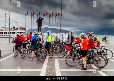 Un groupe de cyclistes s'arrêter pour une pause, Province de Mugla, Marmaris, Turquie Banque D'Images