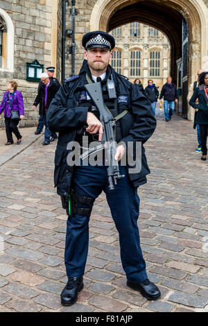 Agent de police britanniques armés à l'extérieur du château de Windsor, Windsor, Berkshire, Royaume-Uni Banque D'Images