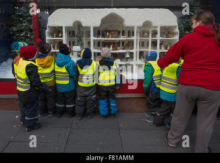 Les enfants d'un centre de soins de jour de Noël la merveille s'affiche à l'occasion d'un grand magasin dans le centre de Stockholm Banque D'Images