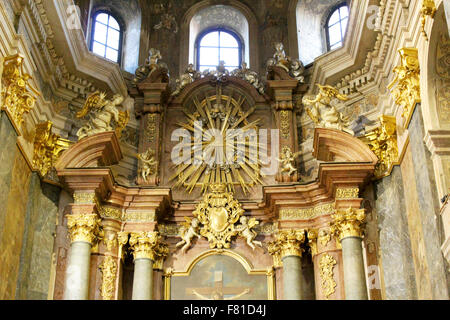 À l'intérieur de la magnifique église des Jésuites à Lviv est dédiée aux Saints. Pierre et Paul Banque D'Images