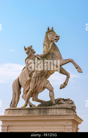 Statue équestre, Obotrit, tenant son cheval, pont du château, Château de Schwerin, Mecklembourg-Poméranie-Occidentale, Allemagne Banque D'Images