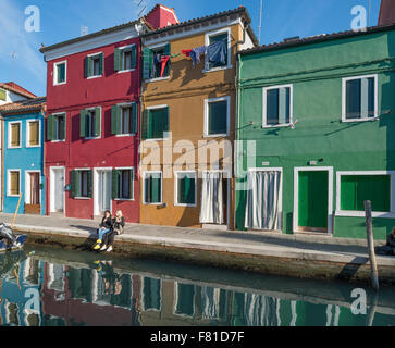 Maisons colorées sur la Fondamenta Pontinello Destra, Rio Pontinello, Burano, Venise, Vénétie, Italie Banque D'Images