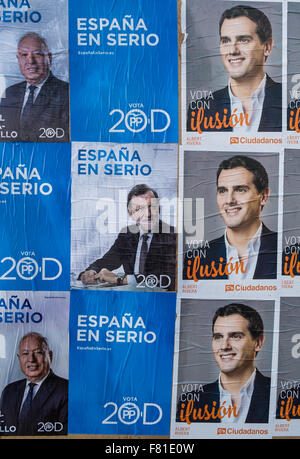 Madrid, Espagne. 4 Décembre, 2015. Affiches de campagne politique représentant actuel président Rajoy et leader de l'opposition, Rivera sur la journée de lancement de l'année 2015, élections. Credit : Olaf Speier/Alamy Live News Banque D'Images