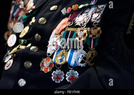 De Belchatow, en Pologne. 4 Décembre, 2015. Médailles et decortions sur l'uniforme de mineur, photographié au cours de 'Barbórka' - la Journée annuelle des mineurs. Credit : Marcin Rozpedowski/Alamy Live News Banque D'Images