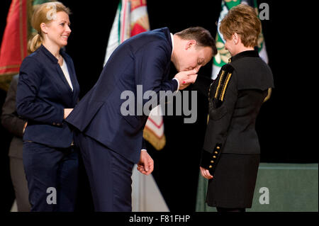 De Belchatow, en Pologne. 4 Décembre, 2015. Le président de Pologne, Andrzej Duda, embrasse dame miner's main pendant 'Barbórka' - la Journée annuelle des mineurs. Credit : Marcin Rozpedowski/Alamy Live News Banque D'Images