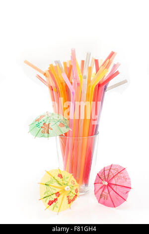 Pailles à boire et des parasols. Banque D'Images