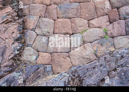 Mur Inca fait de pierres volcaniques, parfaitement formé, héritage de l'histoire Inca et de l'architecture, construit sur le substrat naturel à Pise Banque D'Images