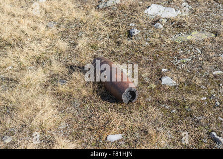 Close up d'un projectile d'artillerie non explosées old rusty sur le shell italian french Alpes et appartenant à la Première Guerre mondiale Banque D'Images