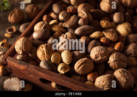 Un assortiment de noix biologiques mélangé avec des noix de pécan et amandes Banque D'Images