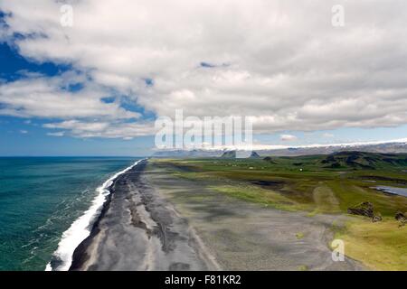 Vue sur plage de sable noir de Reynisfjara qui jouit Dyrholaey, Islande Banque D'Images