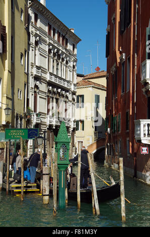 La fin de la Toma S Servicio Gondole S Toma, une gondole navette service dans tout le Grand Canal à Venise, l'un des sept survivants, tels Banque D'Images