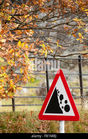 Panneau de signalisation routière Falling Rocks au barrage et réservoir Caban Coch, Elan Valley, Powys, Mid Wales, Royaume-Uni en novembre avec couleurs de feuillage d'automne Banque D'Images