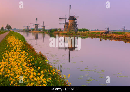 Les célèbres moulins à vent de Kinderdijk, la Hollande du Sud, Pays-Bas Banque D'Images