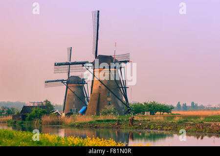 Les célèbres moulins à vent de Kinderdijk, la Hollande du Sud, Pays-Bas Banque D'Images