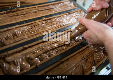 Dans son atelier de pâtisserie au chocolat préparation Yule de sciage Banque D'Images