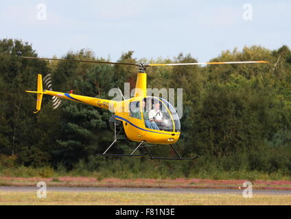 Cours de pilotage dans un hélicoptère Robinson R22 à l'aéroport Blackbushe Banque D'Images