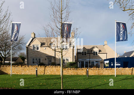 Développement de nouveaux logements par maisons de Bloor, à la périphérie de ville marché cotswold fairford dans gloucestershire, Angleterre, RU Banque D'Images