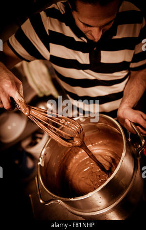 Dans son atelier de pâtisserie au chocolat préparation Yule de sciage Banque D'Images