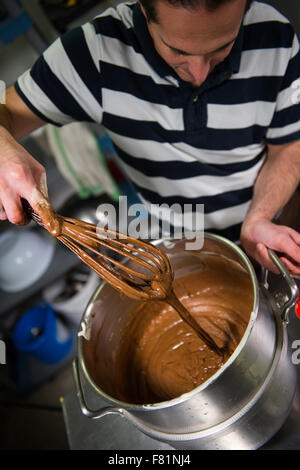 Dans son atelier de pâtisserie au chocolat préparation Yule de sciage Banque D'Images