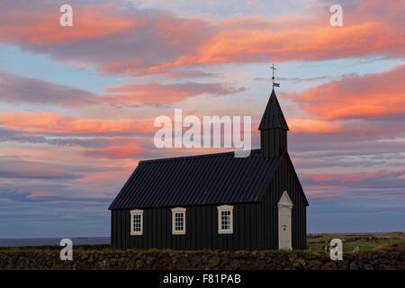 La célèbre église noire à Budir sur la péninsule de Snæfellsnes en Islande. Banque D'Images