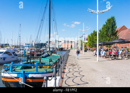 Les personnes bénéficiant de l'bon temps ensoleillé à Hull Marina dock Humber Street Kingston Upon Hull Yorkshire Angleterre UK GB EU Europe Banque D'Images