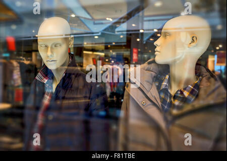 Mannequins de mode masculine et féminine dans une vitrine afficher Banque D'Images