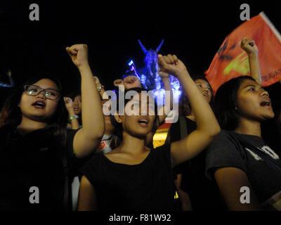 Quezon City, Philippines. 08Th Nov, 2015. Les protestataires philippins lever les poings serrés comme ils protestent contre le projet de frappes de représailles par les Etats-Unis et le Royaume-Uni en Syrie au cours d'un rassemblement dans la banlieue de la ville de Quezon, à l'est de Manille, aux Philippines. Les manifestants ont dénoncé les États-Unis et le Royaume-Uni pour leurs plans d'effectuer des frappes de représailles en Syrie après l'État islamique avait la responsabilité de la terreur à Paris le 13 novembre 2015, qui a laissé 130 morts. Crédit : Richard James Mendoza/Pacific Press/Alamy Live News Banque D'Images