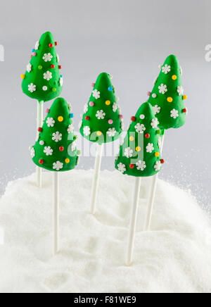 Arbre de Noël cake pops dans un paysage de neige Banque D'Images