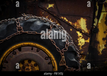 Vieux tracteur rouillé, Suède. Banque D'Images