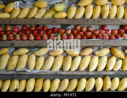 Fruits de mangue, de la rue du marché, Sekinchan, la Malaisie péninsulaire. Banque D'Images