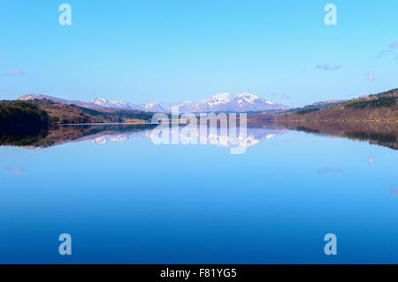 Loch Garry dans les Highlands écossais sur une belle journée de printemps précoce Banque D'Images