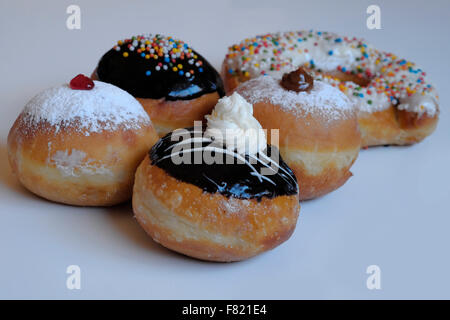 Traditionnel avec élégance Sufganiyot rond donut frites consommées pendant la fête juive de Hanoukka, la fête des lumières Banque D'Images