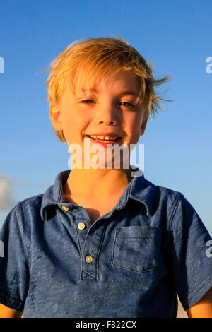 Photo Portrait d'un garçon de sept ans sur Siesta Key Beach au coucher du soleil en Floride Banque D'Images