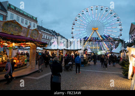 Un nouveau marché de Noël au Nytorv avec la spectaculaire Grande roue Banque D'Images