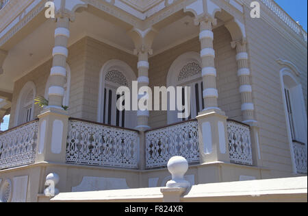 Colonnes décoratives et grilles marquer le Oliva-Perez à San German, Puerto Rico, des Caraïbes. Banque D'Images