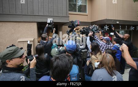 San Bernardino, Californie, USA. 9Th Jul 2015. Les journalistes de prendre des photos à l'extérieur de la résidence du suspect de tir Syed Farook à San Bernardino, Californie, le 4 décembre 2015. Le FBI enquête sur le tournage de la Californie du Sud mortel effectuée par un couple qui a tué au moins 14 personnes et blessé 23 autres personnes le mercredi comme un acte de terrorisme, le représentant de l'agence a déclaré vendredi. Credit : Zhao Hanrong/Xinhua/Alamy Live News Banque D'Images