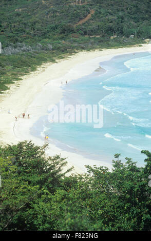 Flamenco Beach se niche dans une crique sur l'île de Culebra horseshoe, Puerto Rico. Banque D'Images