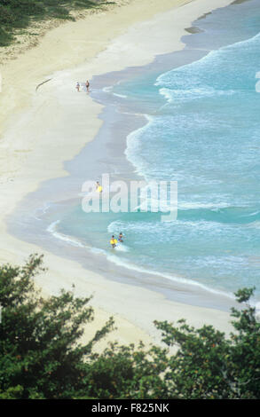 Flamenco Beach se niche dans une crique sur l'île de Culebra horseshoe, Puerto Rico. Banque D'Images