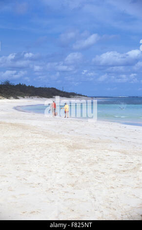 Flamenco Beach se niche dans une crique sur l'île de Culebra horseshoe, Puerto Rico. Banque D'Images