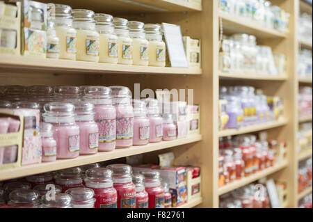 Bougies dans un magasin Yankee Candle. Banque D'Images