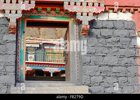 Cadre de porte en bois peint et linteau. Antiq sur Ponpori Hill-terrain de l'AD 1073-Khon Konchog Gyalpo construit N.Sakya Siège mon. Banque D'Images