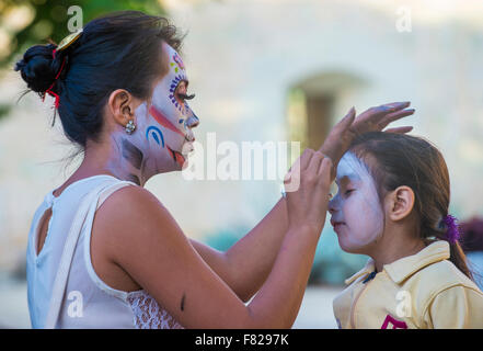 Participant non identifié a son visage couvert de maquillage sur un carnaval de la Fête des Morts à Oaxaca, Mexique Banque D'Images