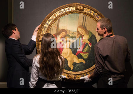 Londres, Royaume-Uni. 4 décembre 2015. Sotheby's traite une peinture représentant la Vierge et l'enfant de l'atelier de Sandro Botticelli. Appuyez sur aperçu de Sotheby's Londres Vente du soir de l'ancien maître et peintures britanniques, avec de nombreuses œuvres de qualité musée conservé pendant des siècles dans de prestigieuses collections privées. La vente a lieu le 9 décembre 2015. Banque D'Images